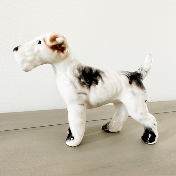 VINTAGE AIREDALE Wired Fox TERRIER DOG CERAMIC FIGURINE - Picture 1 of 7